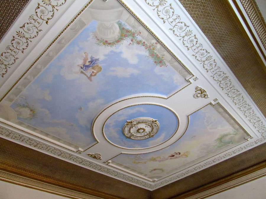 Натяжной потолок с лепниной