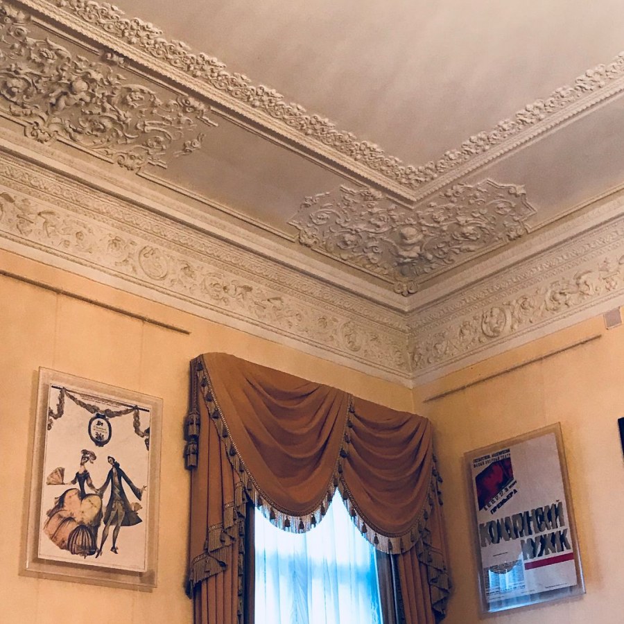 Старинная лепнина на потолке