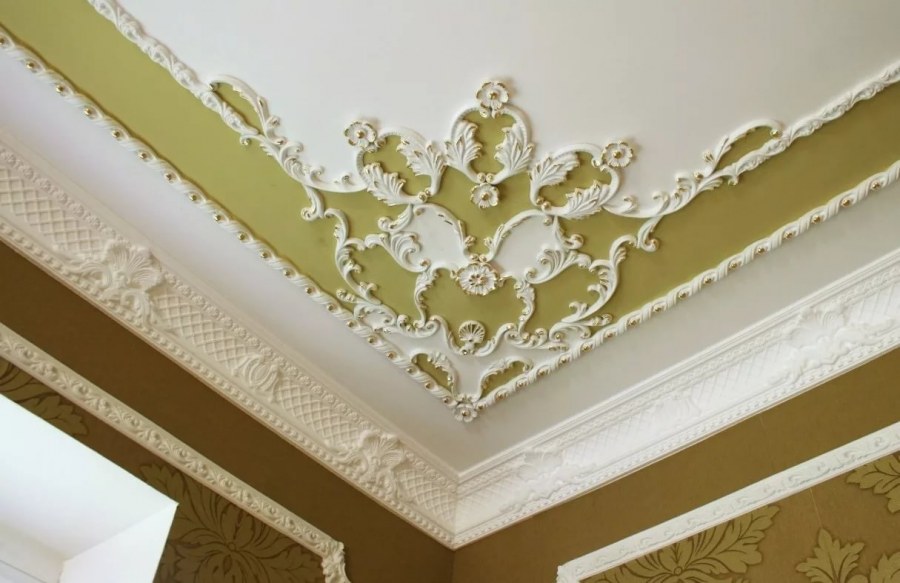 Гипсовая лепнина на потолке