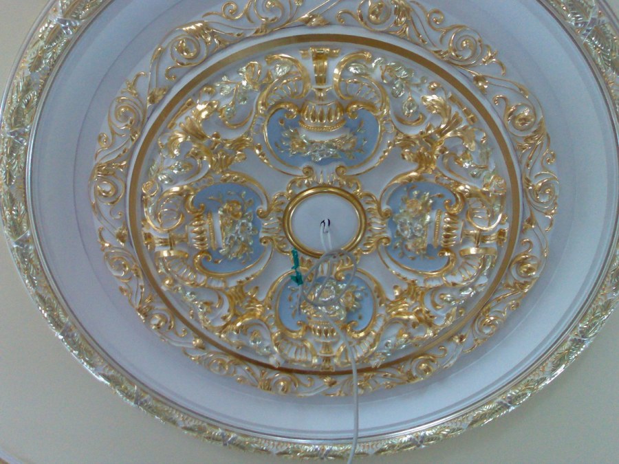 Люстра с гипсовой лепниной
