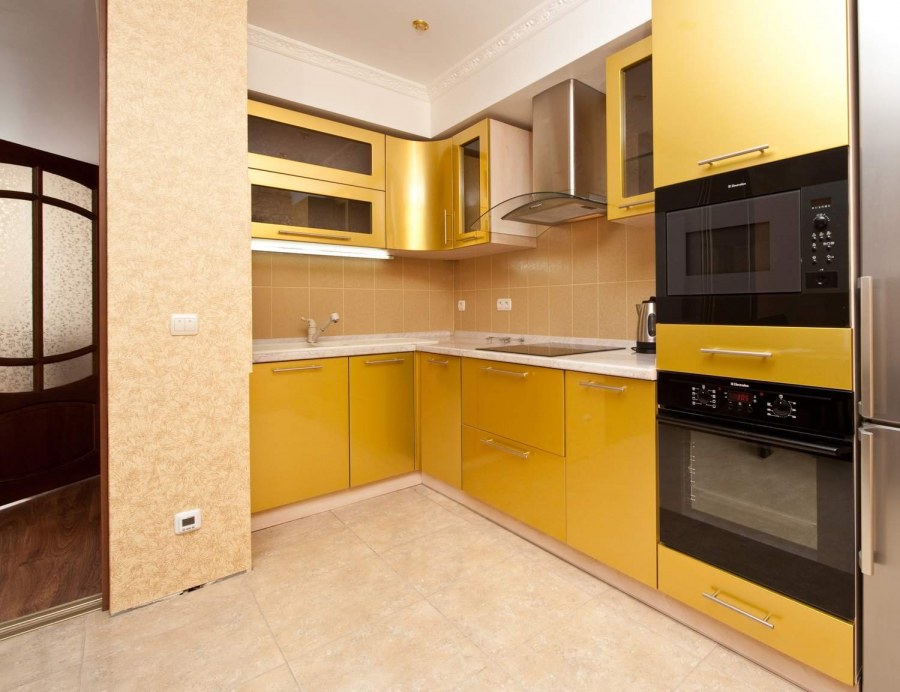 Кухня с желтыми акцентами
