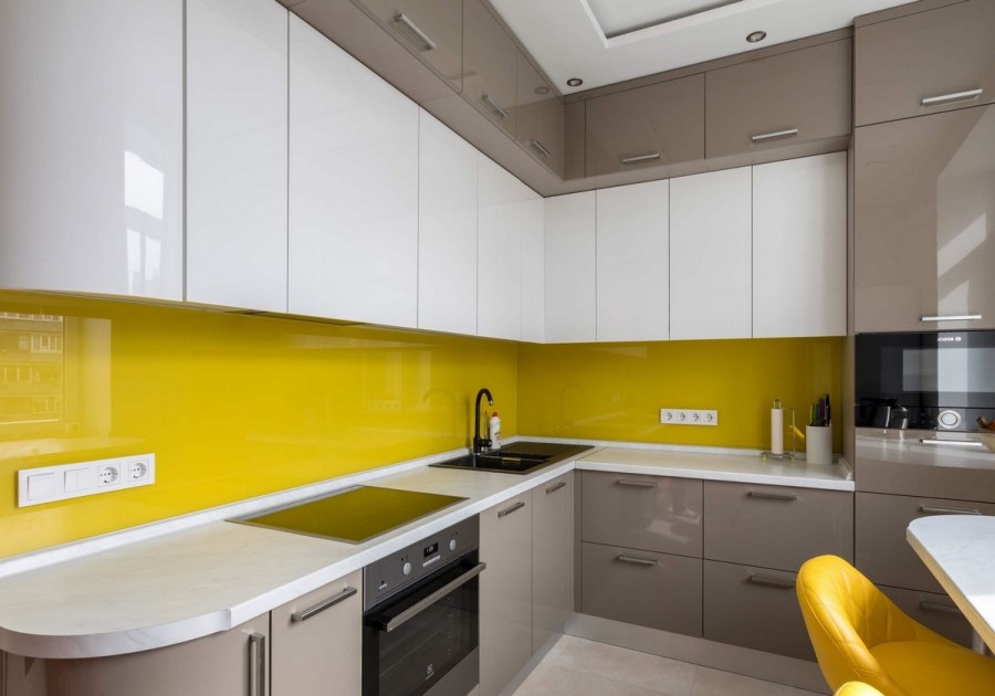 Желтый фартук на кухне