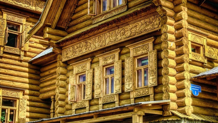 Деревянный деревенский дом