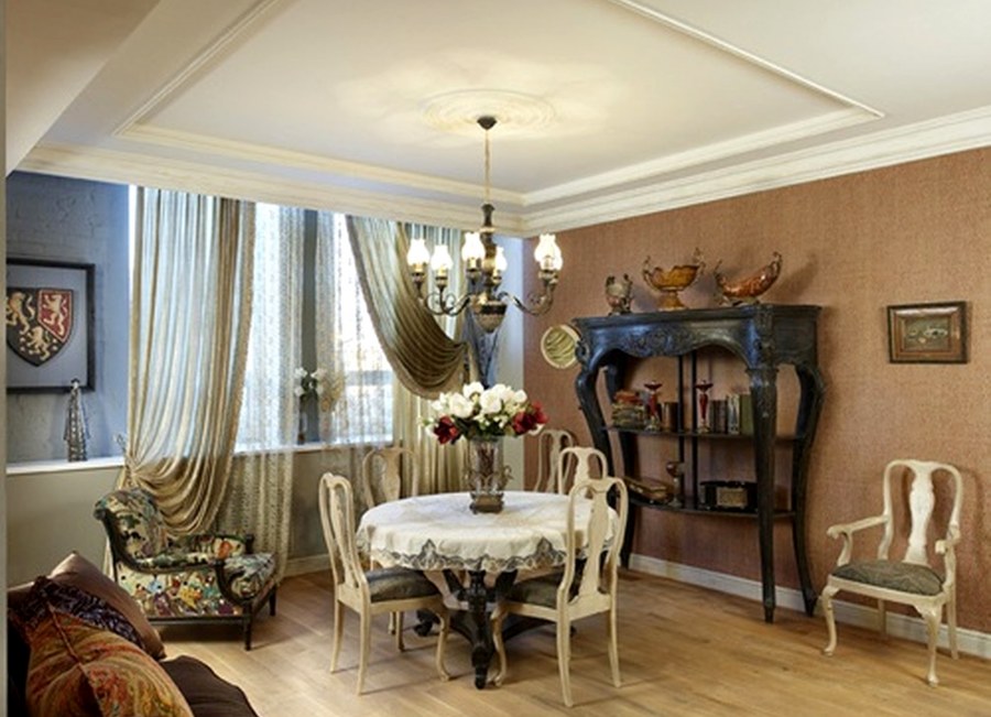 Стол в интерьере Ампир