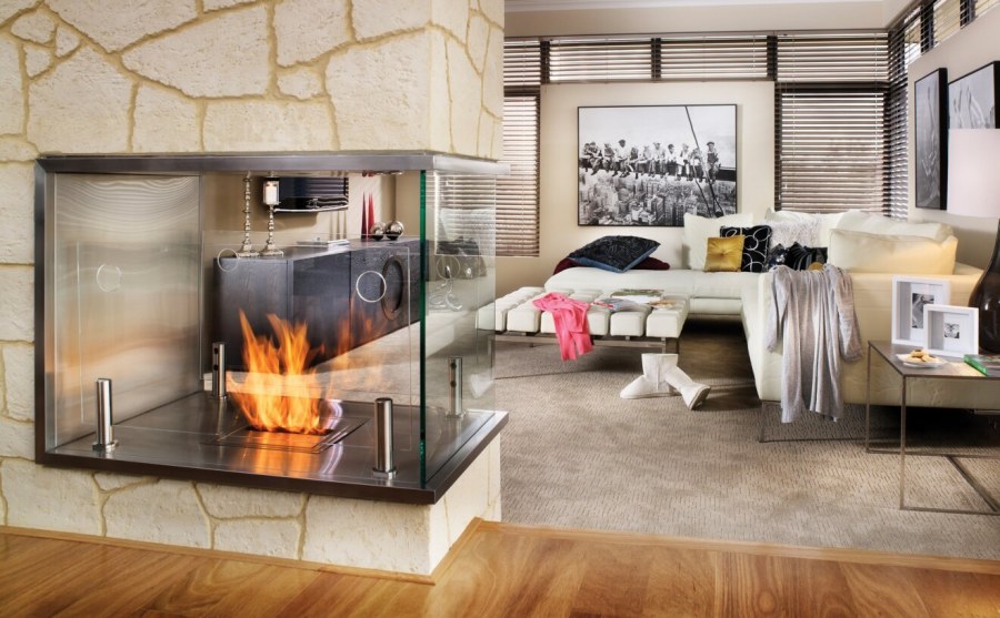 Гостиная с декоративным камином