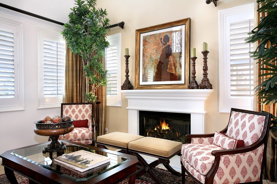 Паровой камин в интерьере гостиной