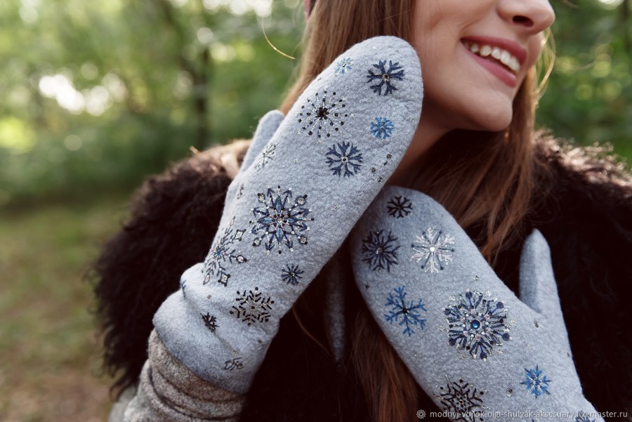 Ноябрь руки детские в варежках фото природы