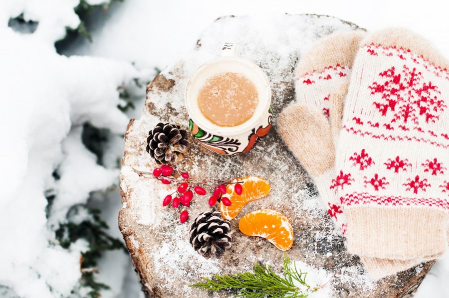 Женщина с охапкой дров