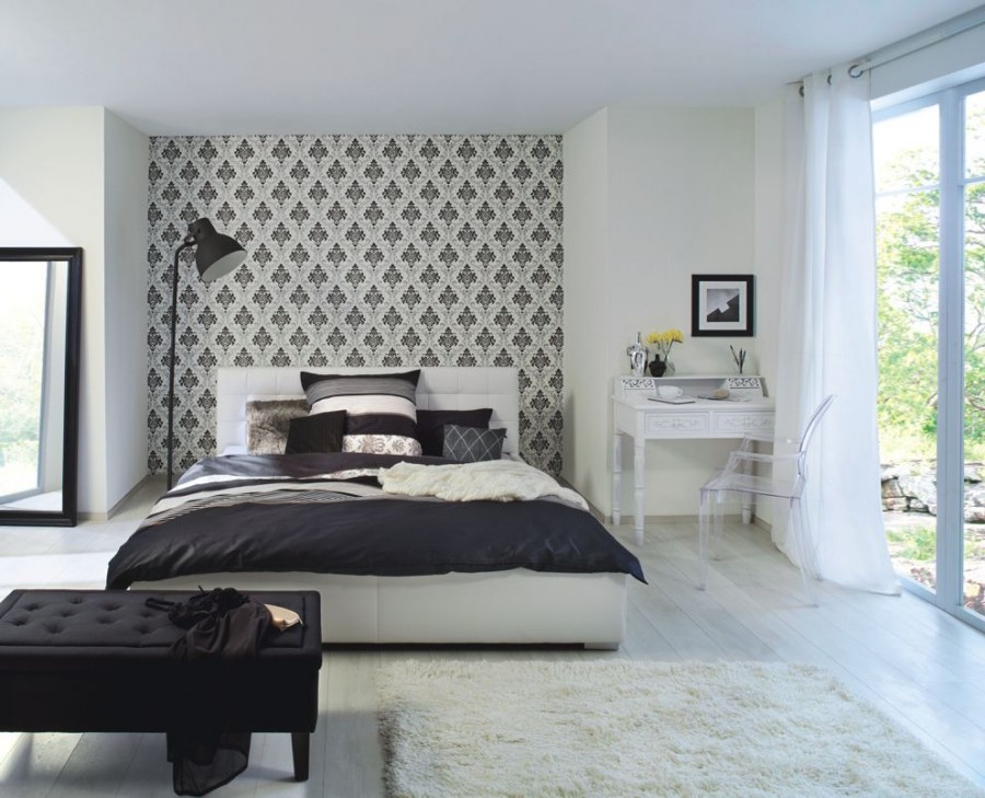 Спальня с комбинированными обоями