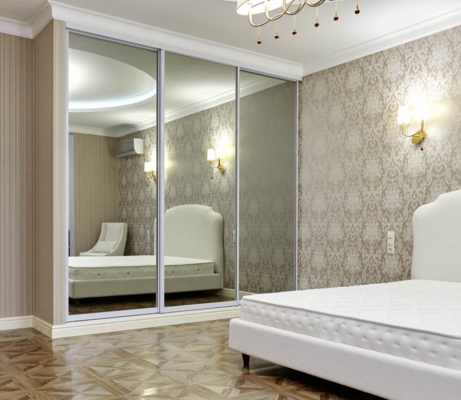 Зеркальный шкаф в спальне