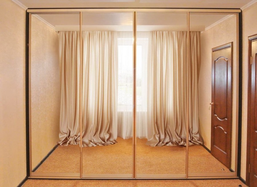 Зеркальный шкаф купе в гостиную