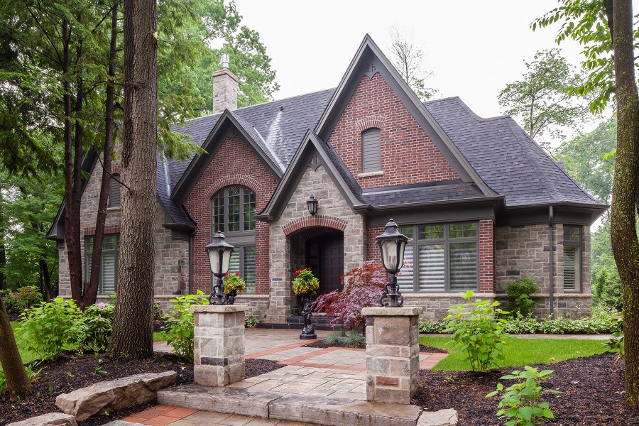 Дом из темного камня