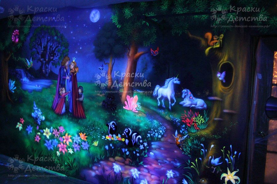 Сказочная дверь люминесцентной краской