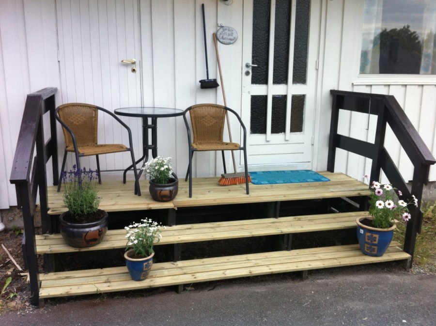 Маленькое крыльцо на даче