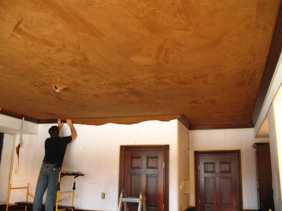 Потолок из ткани и дерева
