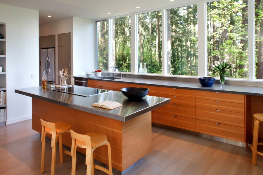 Кухня с большими окнами