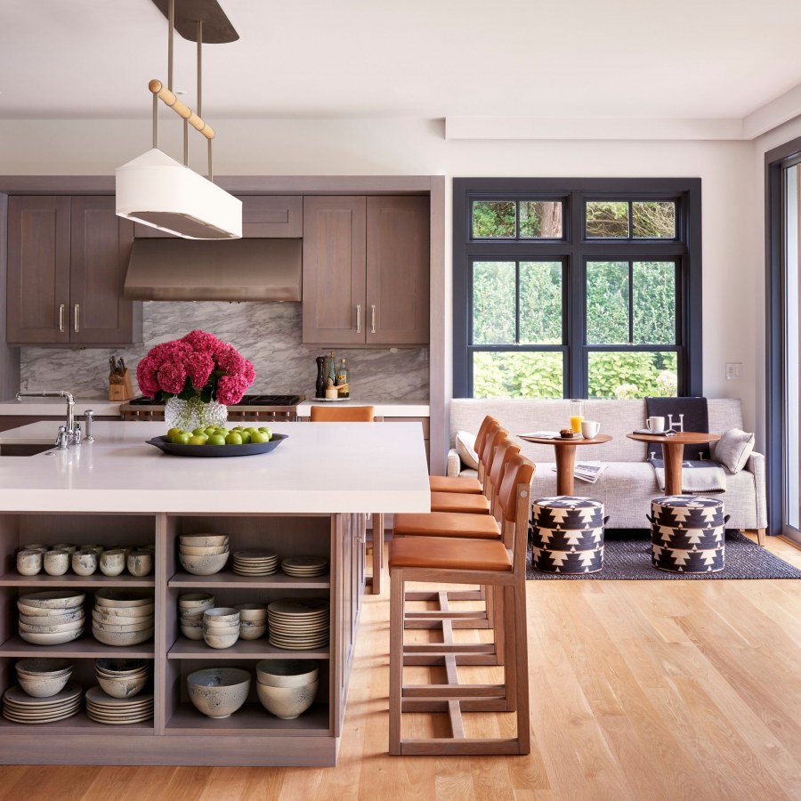 Интерьер кухни с островом