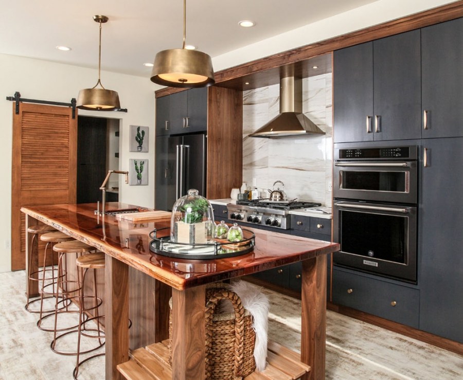 Кухня-гостиная с деревянным столом