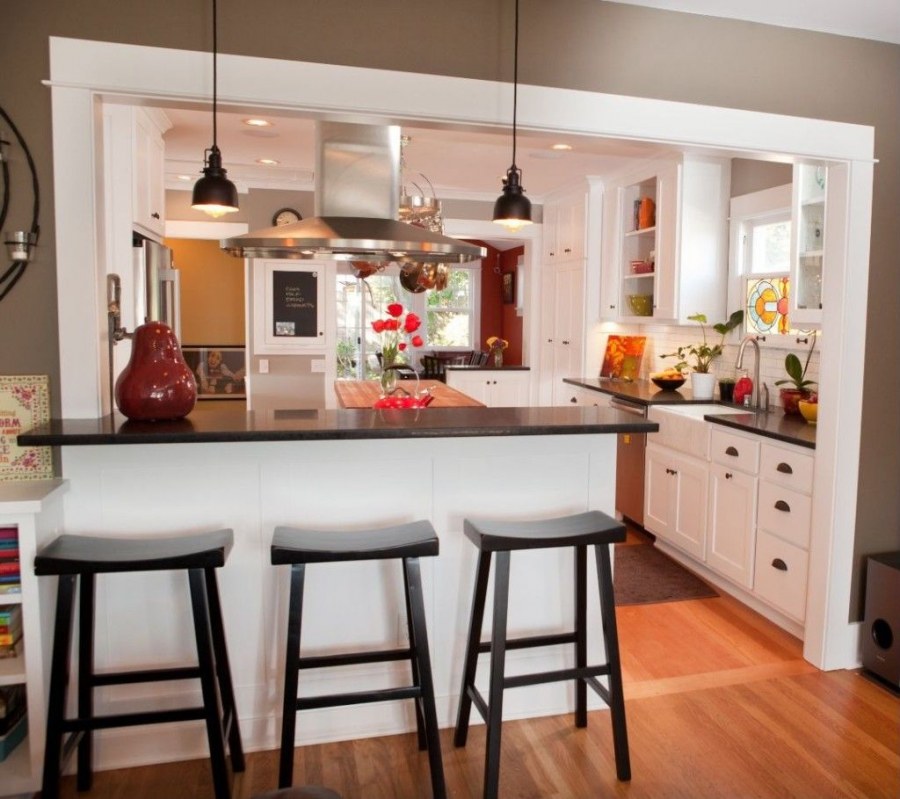 Уютная кухня с барной стойкой