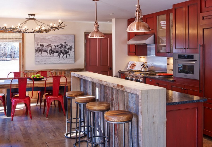 Кухня с барной стойкой в деревенском стиле
