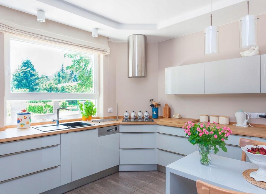 Интерьер кухни с окном
