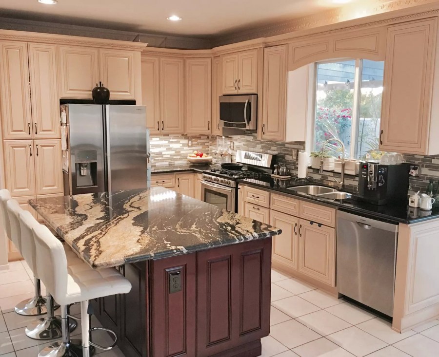 Кухонный остров с бытовой техникой