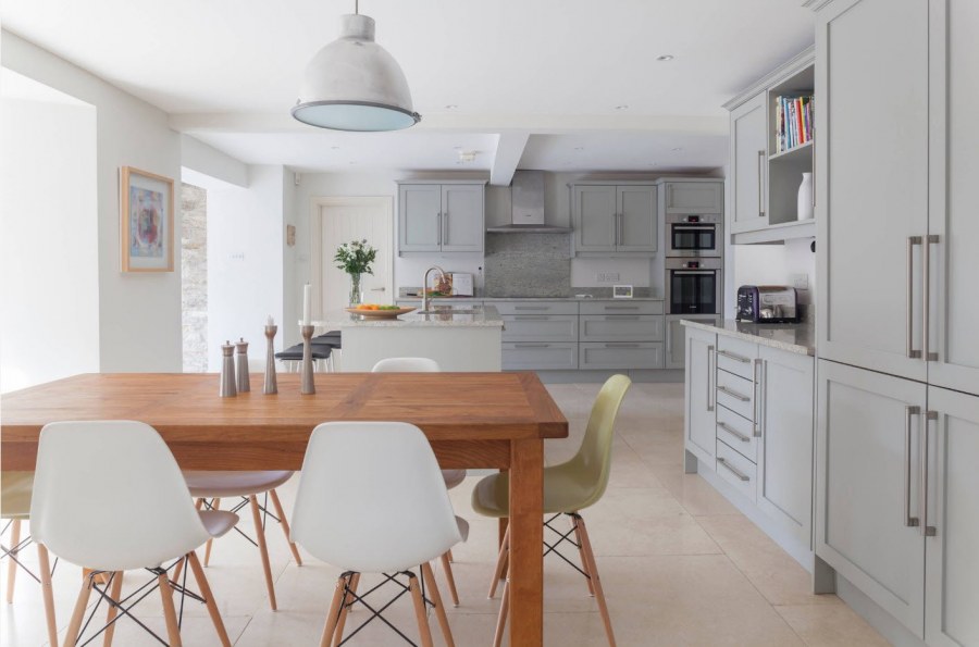 Сканди кухня серая