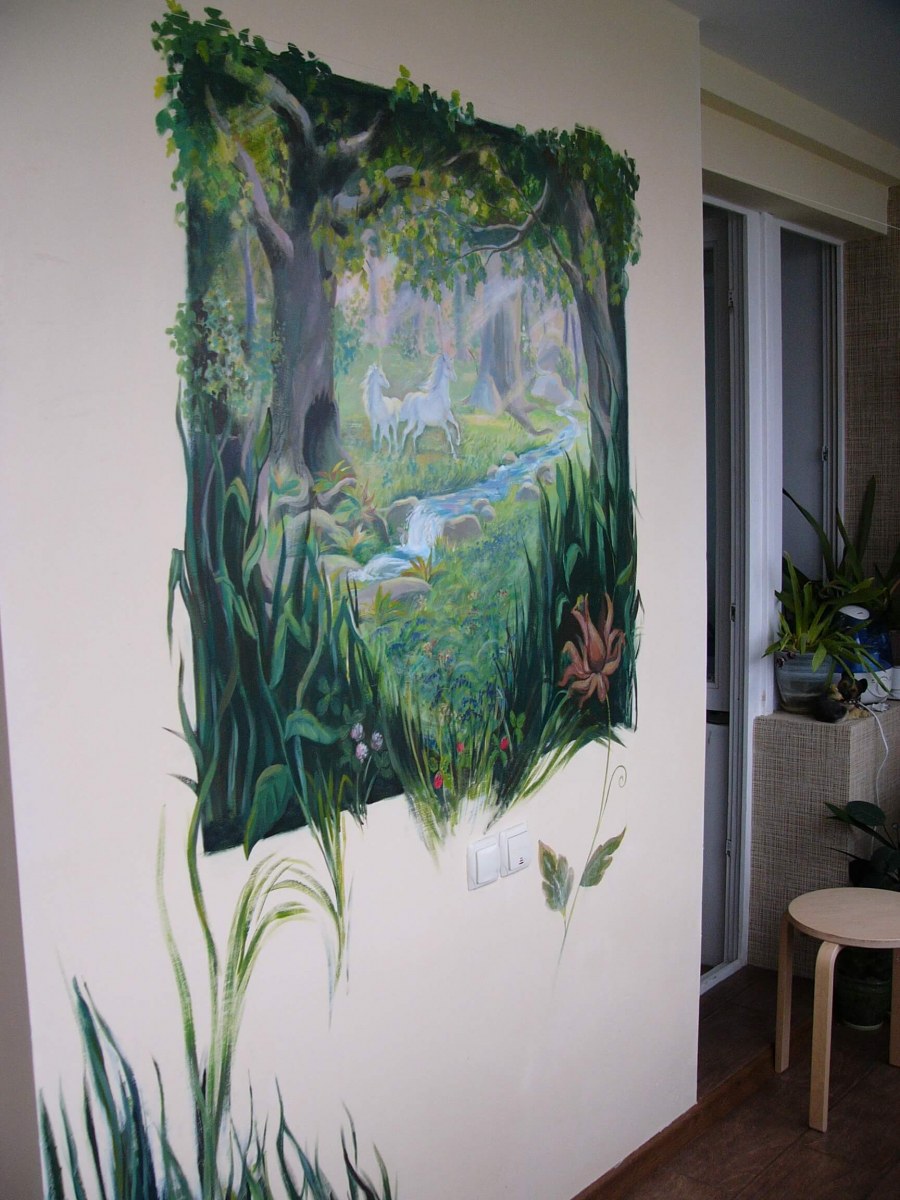 Барельеф на стене балкона