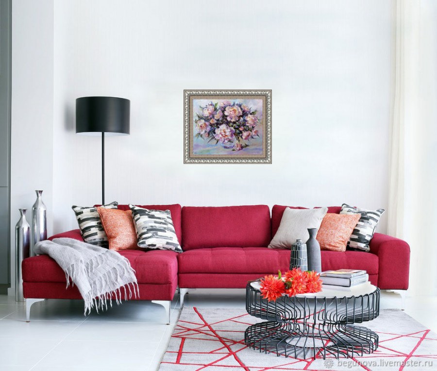 Яркий диван в интерьере гостиной