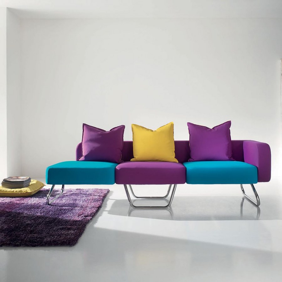 Разноцветные диваны в интерьере