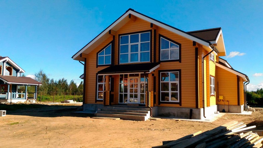 Брусовой дом с большими окнами