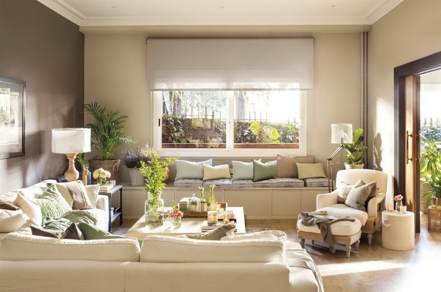 Декор бежевой стены в гостиной