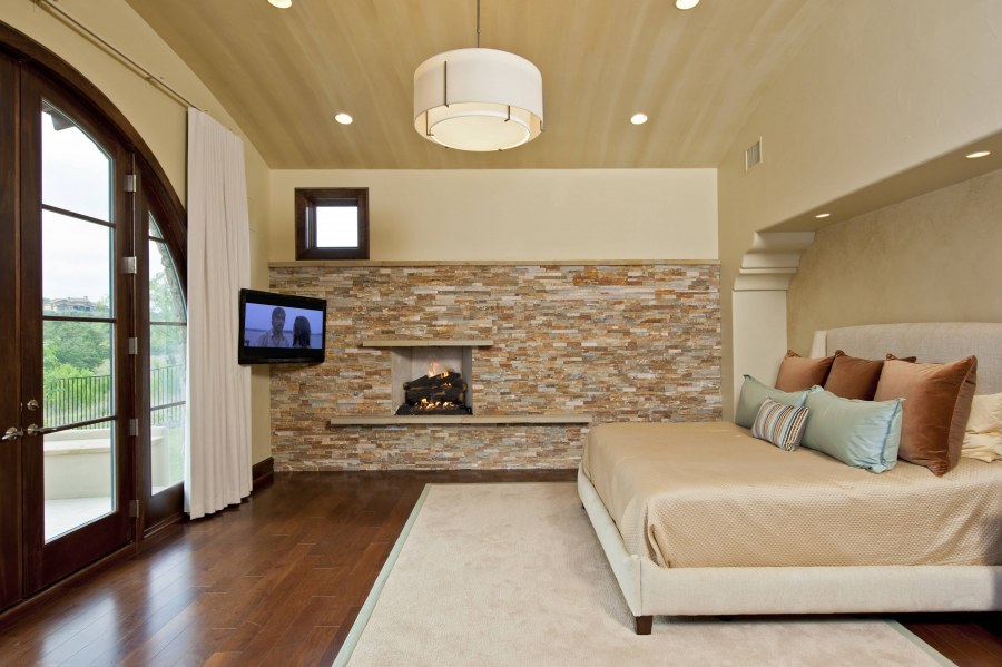 Декоративный камень в спальне