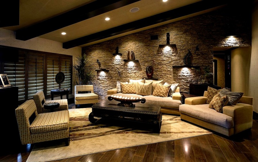 Природный камень в интерьере гостиной