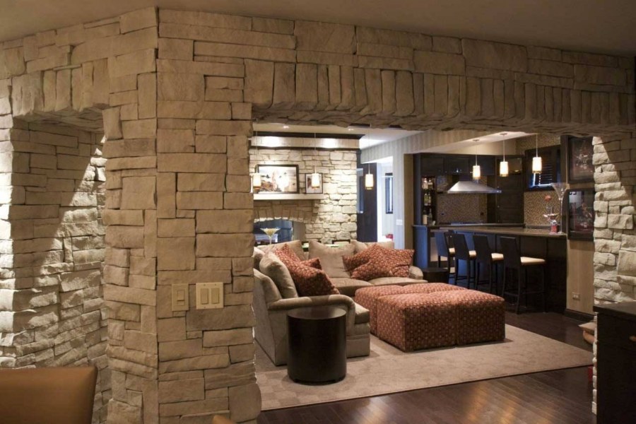 Рваный камень в интерьере