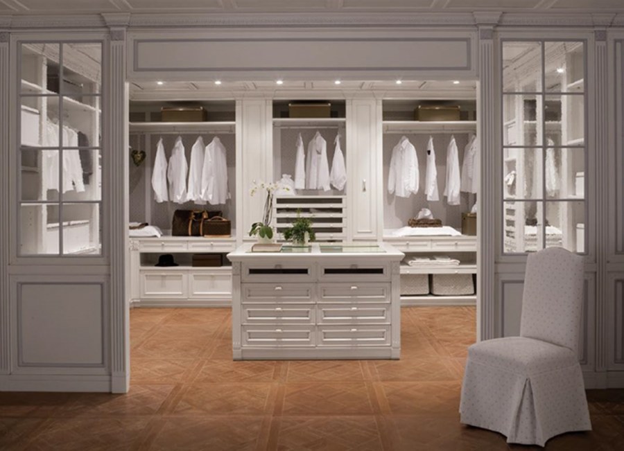 Гардеробная в классическом стиле белая