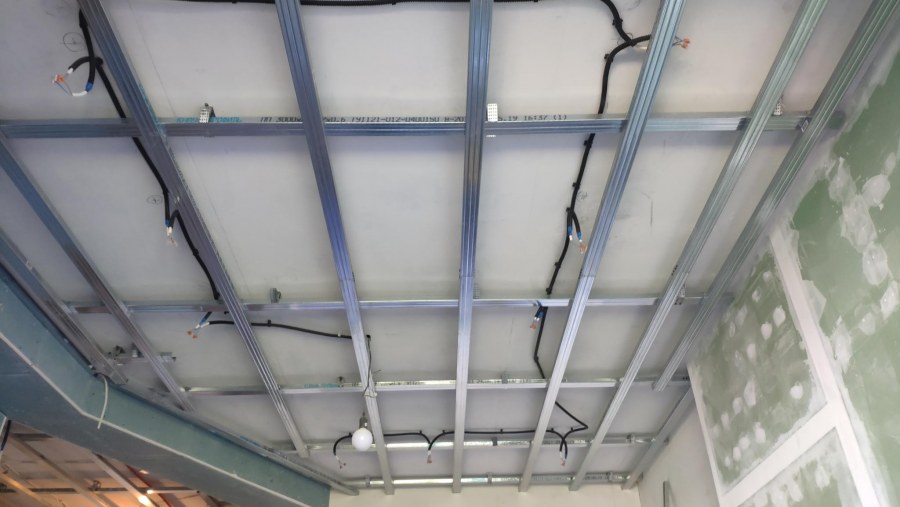 Монтаж потолка в каркасном доме