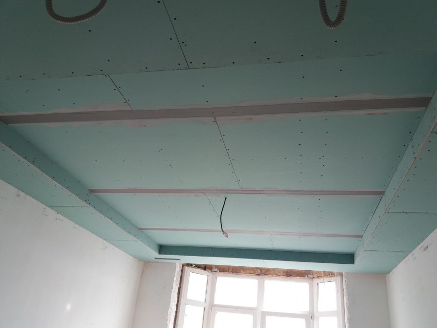 Белый потолок из фанеры