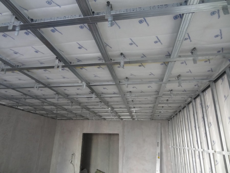 Гофрированными листами потолок