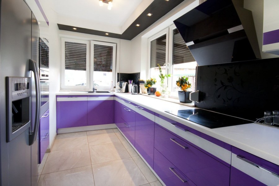 Кухня сиреневая с окнами