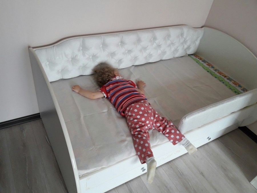 Детская кроватка с мягкими бортиками