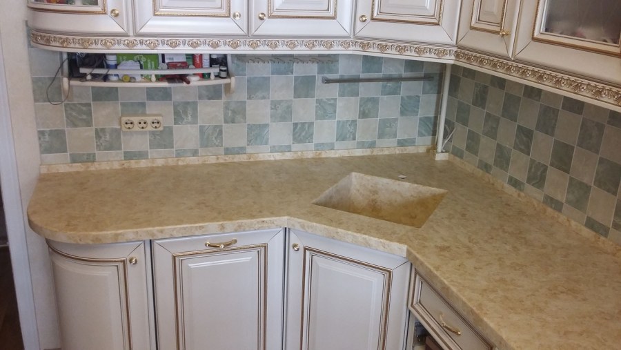 Бежевая кухня с каменной столешницей