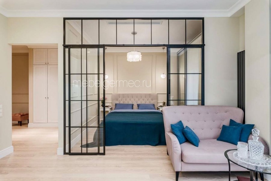 Стеклянная перегородка в гостиной