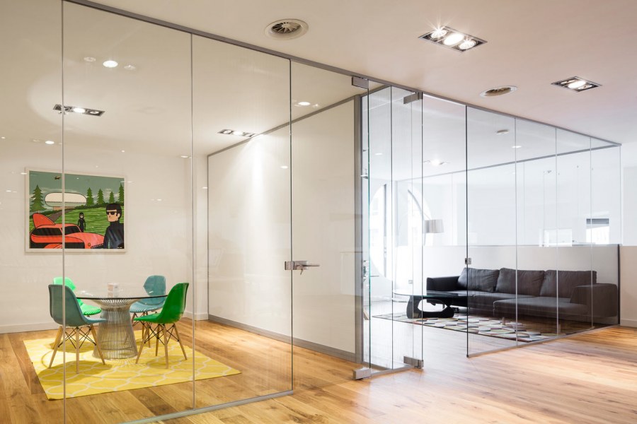 Стеклянные перегородки в интерьере