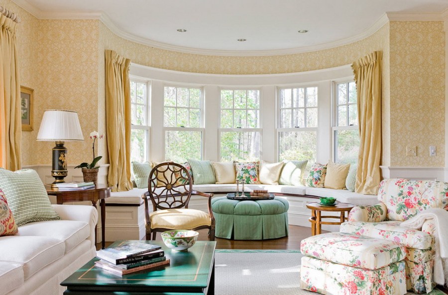 Гостиная с эркером в стиле Прованс в доме