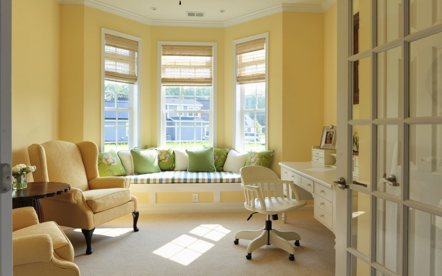 Кабинет с желтыми стенами