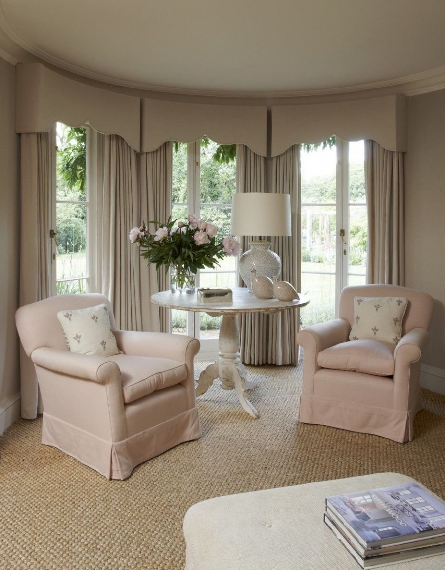 Гостиная с эркерными окнами