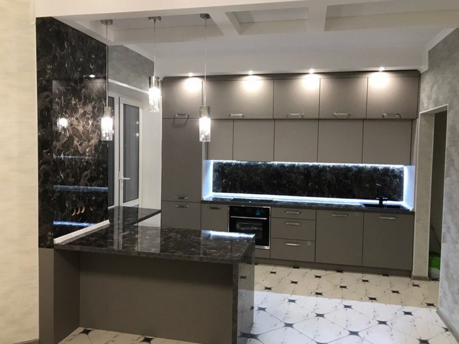 Двухуровневые кухни прямые