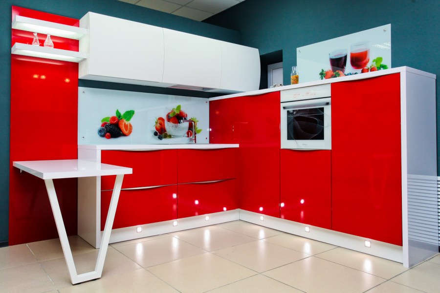 Красные кухни