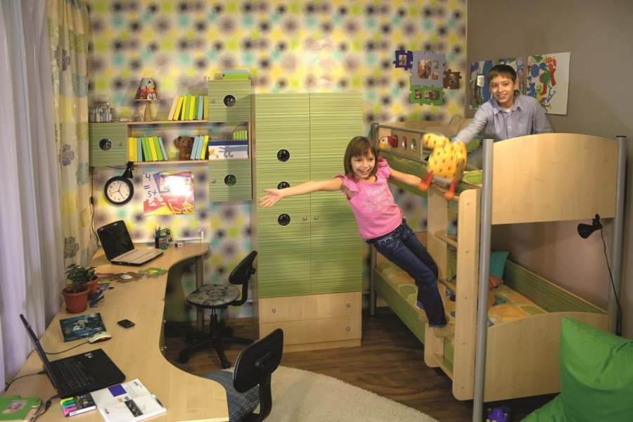 Детская комната с детьми